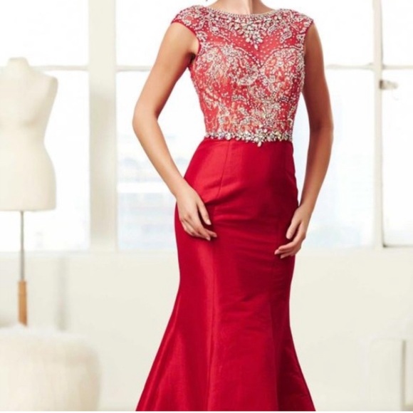 Mac Duggal 82066M in Red. Gorgeous dress - Picture 3 of 10
